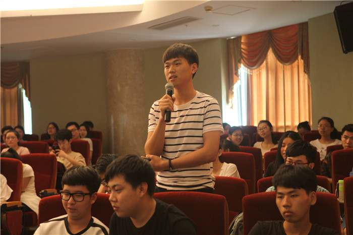 与学生互动.jpg