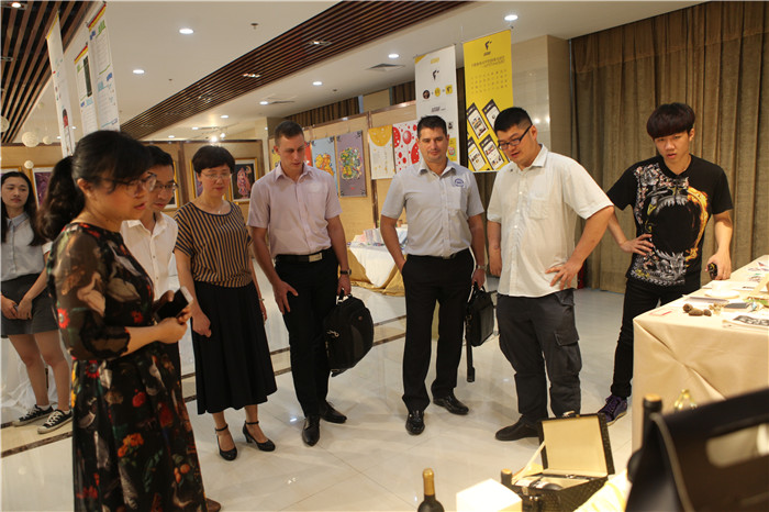 参观2016届美术学专业毕业展.jpg