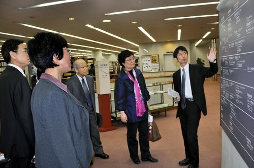 参观早稻田大学图书馆.jpg